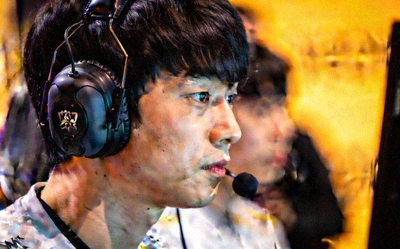 英雄联盟职业选手Faker在比赛中专注操作的侧脸特写